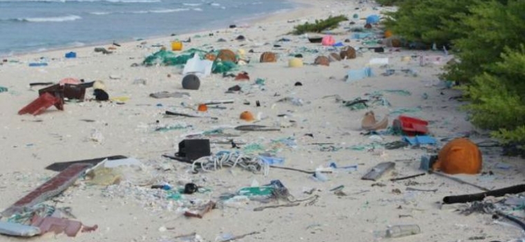 Ilha “intocada” do Pacífico se transforma em depósito de lixo plástico jogado nos oceanos